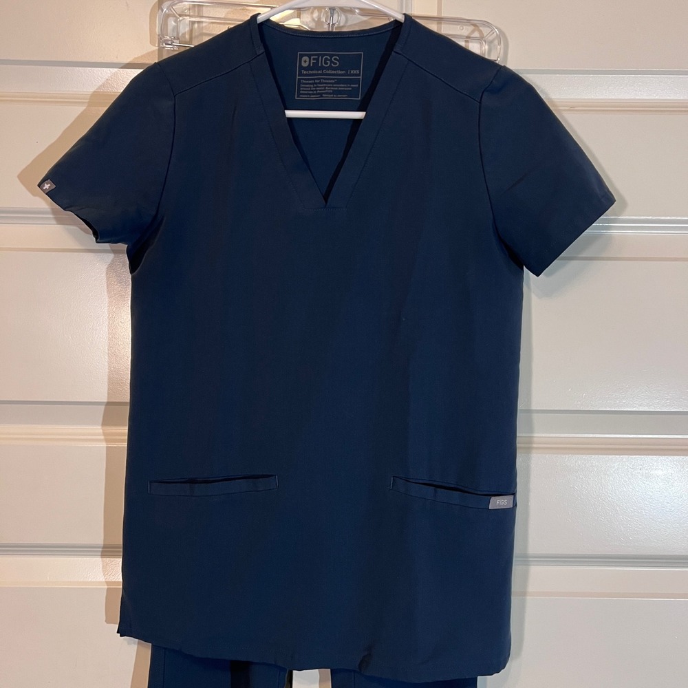 FIGS Technical Collection Scrubs Casma Top & Yola Pants Set in Navy Blue, XXS - Picture 3 of 16